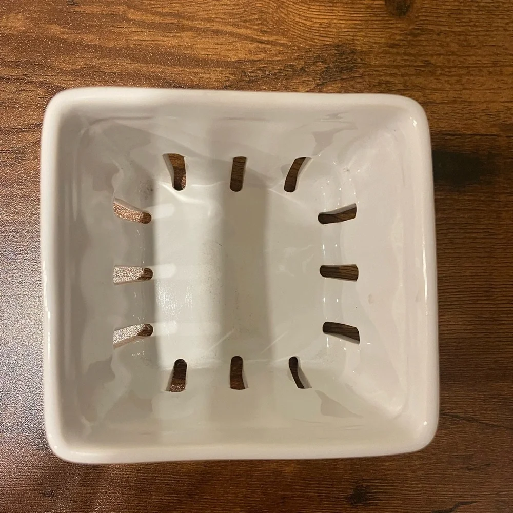 Sur la Table strawberry White Ceramic Square crate